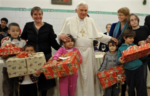 Papa Bento XVI almoça com 350 pobres no Vaticano