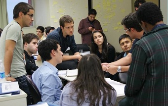 Bento XVI pede uma educação com valores para os jovens, alertando para os perigos do