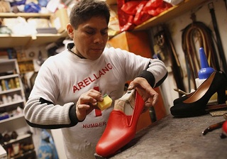 O peruano Antonio Arellano, de 43 anos, fabrica o sapato vermelho de Bento XVI (Foto: Tony Gentile/Reuters)