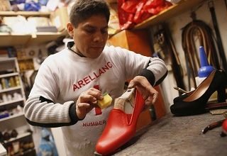 O peruano Antonio Arellano, de 43 anos, fabrica o sapato vermelho de Bento XVI (Foto: Tony Gentile/Reuters)