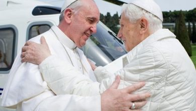 Bento XVI e Francisco se abraçam