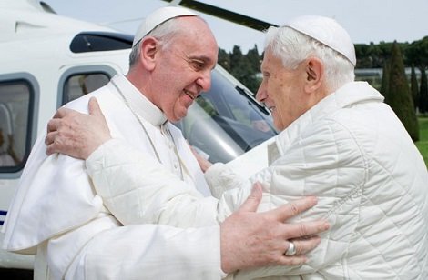 Bento XVI e Francisco se abraçam
