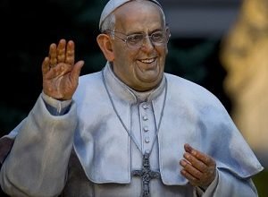 Estátua Papa Francisco