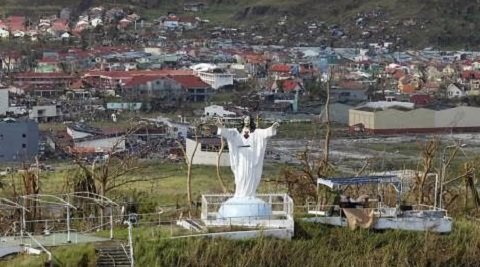 Estátua de Jesus Cristo permanece intacta após passagem do tufão Haiyan, nas Filipinas