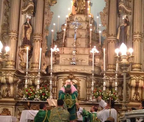 Missa Pontifical celebrando os 10 anos da Missa Tridentina na Capela Santa Luzia em SP