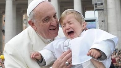 Francisco beijando menino vestido de