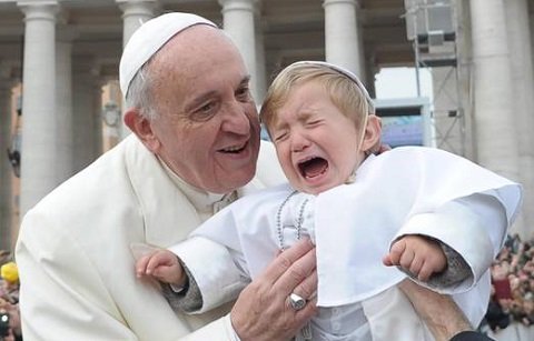 Francisco beijando menino vestido de