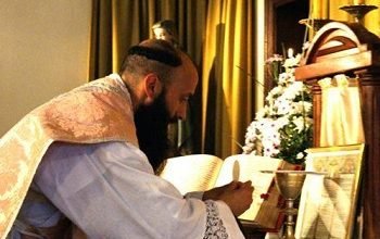 Padre franciscano celebrando missa