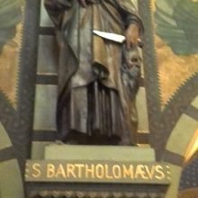 Imagem de São Bartolomeu no Mosteiro de São Bento de SP, segurando uma faca e seu próprio rosto. Segundo a história, São Batolomeu foi esfolado vivo (Foto de Fabio Botto)