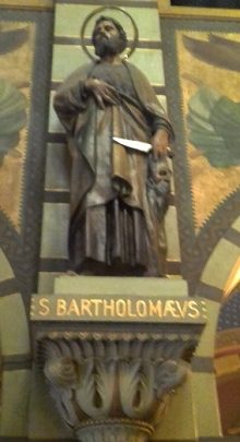 Imagem de São Bartolomeu no Mosteiro de São Bento de SP, segurando uma faca e seu próprio rosto. Segundo a história, São Batolomeu foi esfolado vivo (Foto de Fabio Botto)