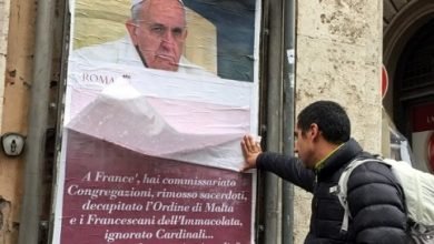 Cartaz contra o Papa Francisco