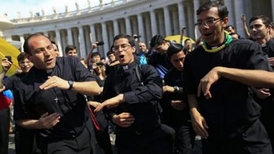 O CATOLICISMO DESAFINADO DOS PADRES CANTORES