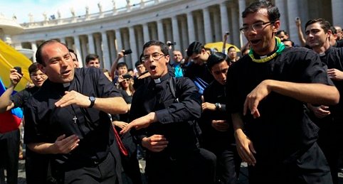 O CATOLICISMO DESAFINADO DOS PADRES CANTORES