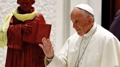 Francisco ao lado da imagem de Lutero